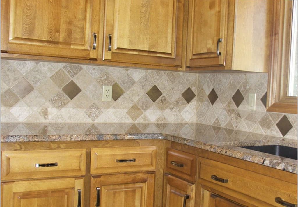 Диагональная укладка плитки на кухонном фартуке