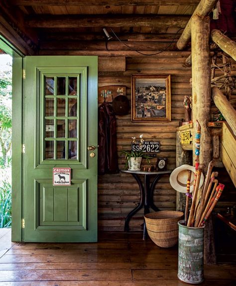 Деревянная дверь в загородном доме