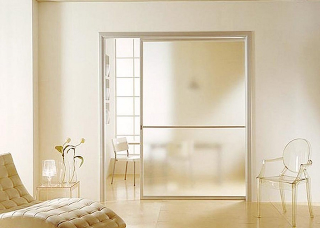 Полупрозрачное полотно раздвижной двери в интерьере квартиры